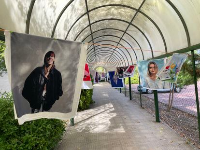Imágenes de la exposición 'Soy adolescente, ¿y qué más?', de Angélica Dass, en el IES Federico García Lorca (Las Rozas, Madrid).