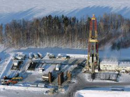 Vista general de una planta de petróleo a 200 km de Nefteyugansk, Rusia. EFE/Archivo