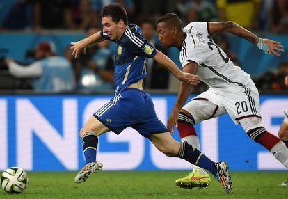 Messi y el defensa alemán Jerome Boateng compiten por el balón.