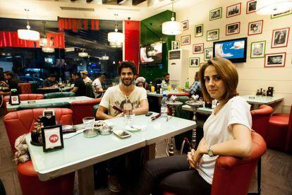 Laura AlKhadour y Aisa Yousef, en un café de Jaramana, barrio colindante con la l&iacute;nea del frente.