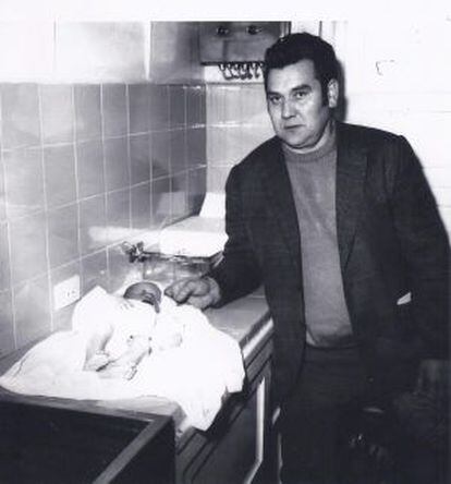Jesús Lizaso, con el cadáver del bebé que le mostraron en 1972 y que está convencido que no era el de su hijo.