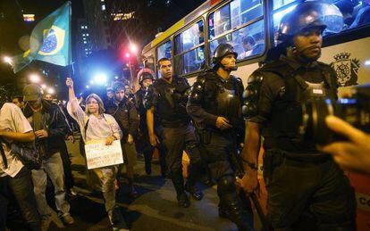 Polic&iacute;as controlan una marcha contra el Mundial hacia el barrio de Lapa en R&iacute;o de Janeiro. / Mario Tama (getty)