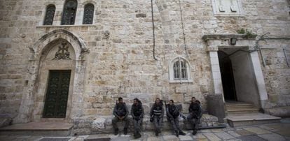 Entrada de la iglesia del Santo Sepulcro en Jerusalén.