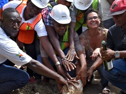 Colocación de la primera piedra de la red de distribución de agua potable en Boutin