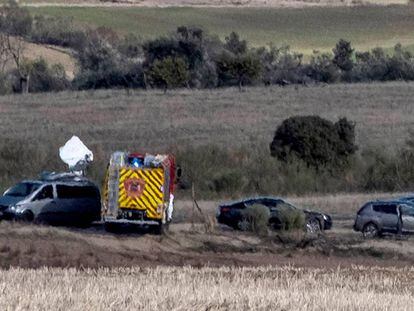 Inmediaciones del lugar en el que dos personas han muerto este domingo en Casarrubios del Monte (Toledo), cuando la avioneta en la que viajaban se ha estrellado. En vídeo, imágenes de la avioneta tras el accidente.