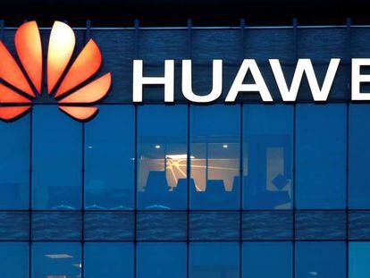 Logo de Huawei en la sede de la compañía en Francia. 