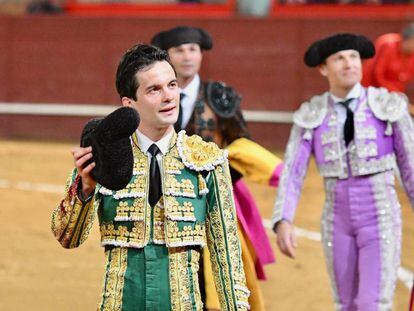 Juan del Álamo da la vuelta al ruedo tras la lidia del quinto toro.