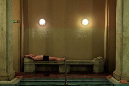 Un bañista se relaja en el interior de los Baños Lukacs.
