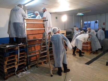 Proceso de elaboración de la escultura en queso de la Queixeira de Arzúa.