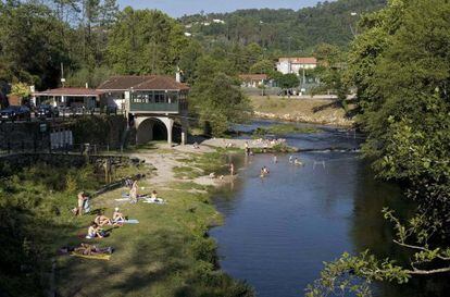 El r&iacute;o Tea a su paso por el balneario de Mondariz 