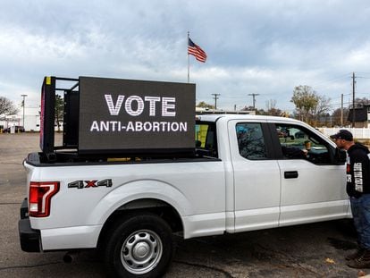 Una furgoneta con un anuncio contra el referéndum sobre el aborto en Michigan.