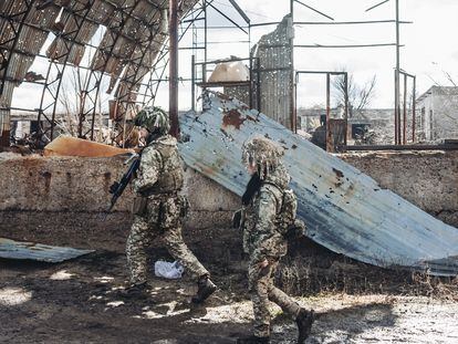 Dos soldados, del ejército ucranio, caminan por una antigua fábrica destruida por la guerra en la línea del frente, el 19 de febrero en Avdiivka, Oblast de Donetsk (Ucrania).