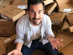 Javier Castillo en casa de sus suegros, horas antes de la presentación 'online' de 'La chica de nieve', rodeado de las cajas de los ejemplares de sus libros que se pasó la tarde firmando.