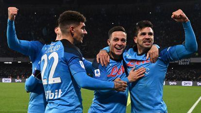 Los jugadores del Nápoles celebran la victoria ante la Roma en el Diego Armando Maradona.