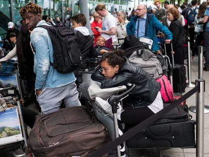 Cientos de pasajeros esperan en el aeropuerto de Heathrow (Londres) para que salgan sus vuelos.