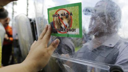 Protesta ante el centro de experimentaci&oacute;n, este s&aacute;bado.