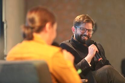 Gabriel Boric y Pepa Bueno durante la conversación.