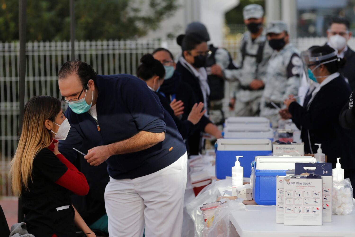 Personal de salud recibe la dosis de la vacuna contra la covid-19, en Guadalajara, Méxic.