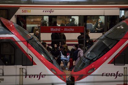 Viajeros en la estación de Atocha en Madrid.