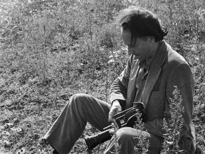 El cineasta Jonas Mekas fotografiado con una de sus cámaras en los años setenta.