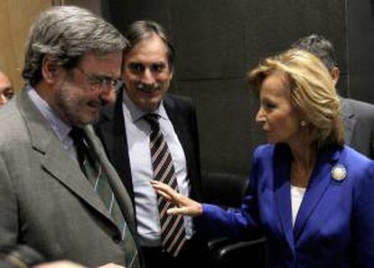 La exministra de Economía y Hacienda Elena Salgado conversa con el expresidente de CaixaCatalunya Narcís Serra (i) ante el portavoz de la Comisión de Economía y Competitividad del Congreso, Valeriano Gómez (c), antes de su comparecencia en la Comisión para explicar la reestructuración financiera.