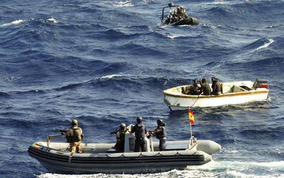 Soldados españoles detienen a unos piratas frente a las costas de Somalia.