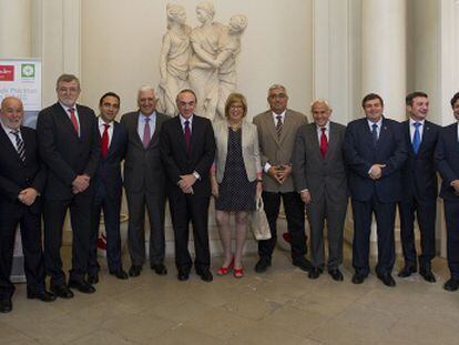 Los rectores andaluces junto a los directivos del Banco Santander.