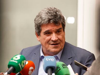 El ministro de Inclusión, Seguridad Social y Migraciones, José Luis Escrivá, atiende a la prensa, el pasado viernes en la sede del Ministerio en Madrid.