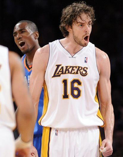 Gasol se estrena con victoria en los 'playoffs'.