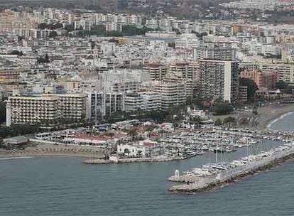 Costas pretende suprimir el puerto deportivo de Marbella para devolver la continuidad a la línea de playa.