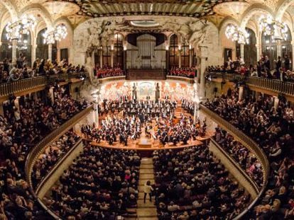 El director venezolano Dudamel y los m&uacute;sicos de la Orquesta Sinf&oacute;nica de Venezuela &quot;Sim&oacute;n Bol&iacute;var&quot; en el Palau de la M&uacute;sica Catalana.