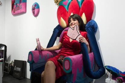 La artista Carol Solar, sentada sobre su obra 'El trono de la vanidad'.