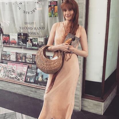 Florence Welch
También viene de largo lo de Florence Welch, que fundó Between Two Books en 2012 y está inspirado en Powell’s Books (la librería independiente más grande del mundo, en Portland). Cada pocos meses, ella misma o alguno de sus amigos cercando sugieren una lectura a sus seguidores. También mantienen conversaciones sobre ellas y organizan algunos eventos en vivo siempre relacionados con los libros.