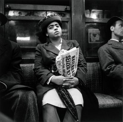 'Mujer sujetando un periódico' (1946), una de las imágenes de Stettner sobre el metro de Nueva York.
