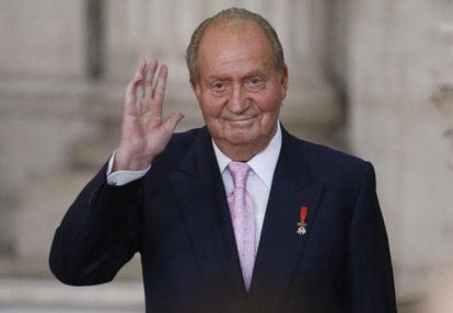 El Rey Juan Carlos saluda, tras firmar de la ley orgánica que hará efectiva su abdicación.