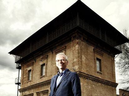 James Lingwood, promotor cultural, fotografiado en la Torre de Aguas de la antigua Fabrica de Armas de Toledo, hoy universidad.