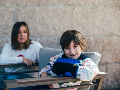 El pequeño Lucas, este martes en su casa de Vilaboa (Pontevedra), con su madre, Sara Castro, al fondo.