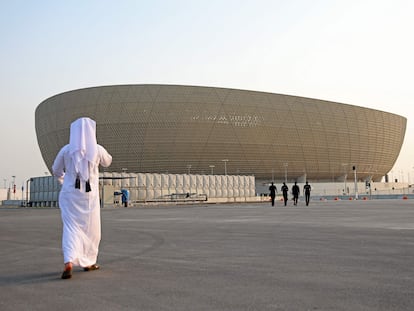 Un aficionado se dirige al Lusail Stadium, recinto en el que se disputará la final del Mundial de Qatar.