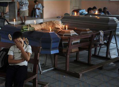 Aspecto de la misa celebrada ayer en San Isidro, a unos 70 kilómetros de San Salvador, por las víctimas del huracán Ida.