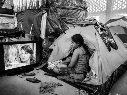 Una niña descansa en una tienda de campaña en la iglesia católica de la Isla del Gobernador (junio, 2014).