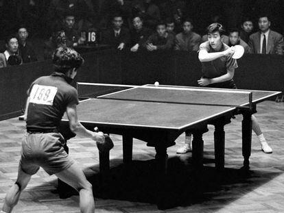 Zhuang Zedong, a la derecha, fue una figura clave en la diplomacia del ping- pong en 1971. Foto tomada en abril de 1961 y cedida por la agencia de noticias china Xinhua.