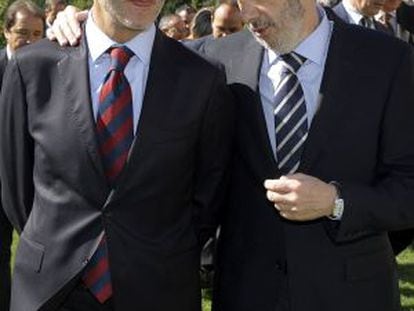 El candidato del PSOE, Alfredo Pérez Rubalcaba, conversa con el ministro de Interior, Antonio Camacho.