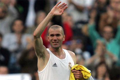 El jugador francés dice adiós a la afición en el Bernabéu con lágrimas en los ojos.