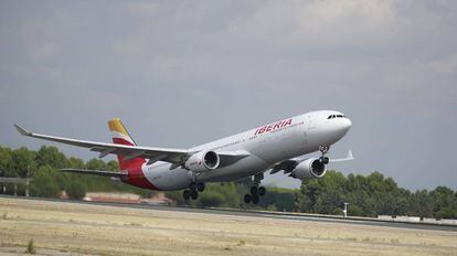 Un avi&oacute;n despega del aeropuerto de Barajas.