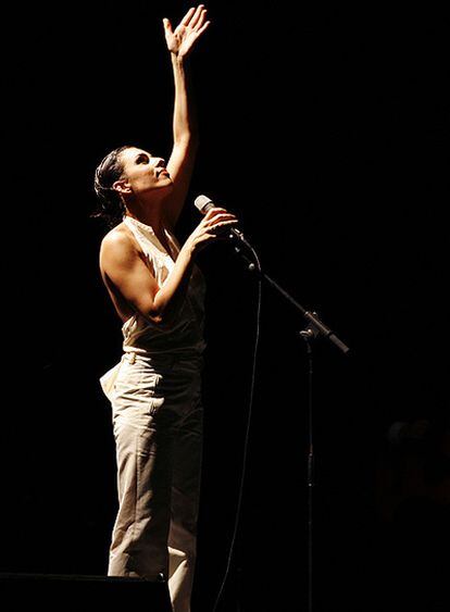 La cantante gaditana Ana Salazar fue la protagonista anoche, con sus versiones de Edith Piaf, del homenaje a Francia celebrado en el festival SUMA Flamenca de la Comunidad de Madrid