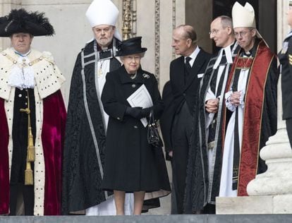 La reina Isabel II observa como se aleja el féretro de la fallecida ex primera ministra británica Margaret Thatcher desde la escalinata de la Catedral de San Pablo en Londres (Reino Unido).