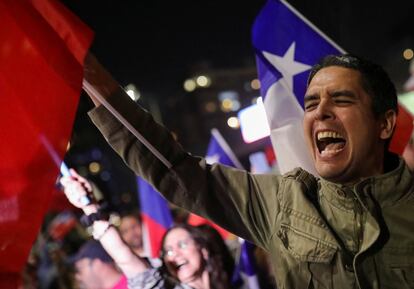 Un hombre celebra el resultado del plebiscito en Chile.