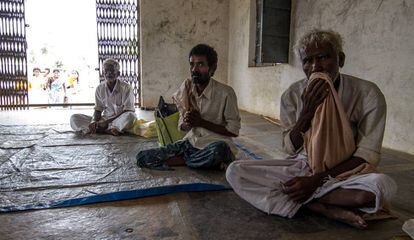 Thimmappa, Venkatesh e Iranna son vecinos de la aldea de Htipalli, en India, y están en tratamiento por tuberculosis.