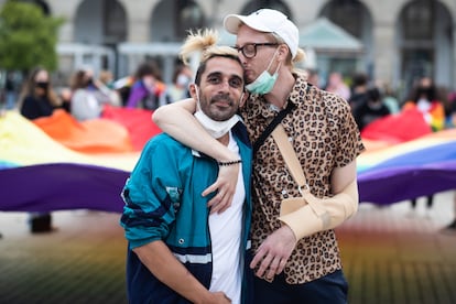 Marcos Fernández y Alex Docherty, matrimonio que sufrió una agresión homófoba el pasado fin de semana en A Coruña.