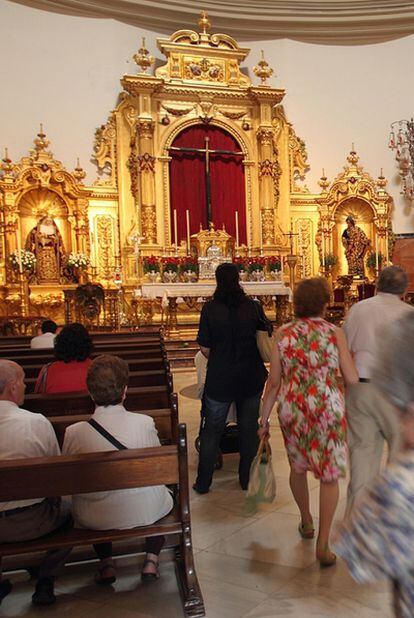 Interior del templo, al fondo el camerín donde se ubica la talla de Jesús del Gran Poder.